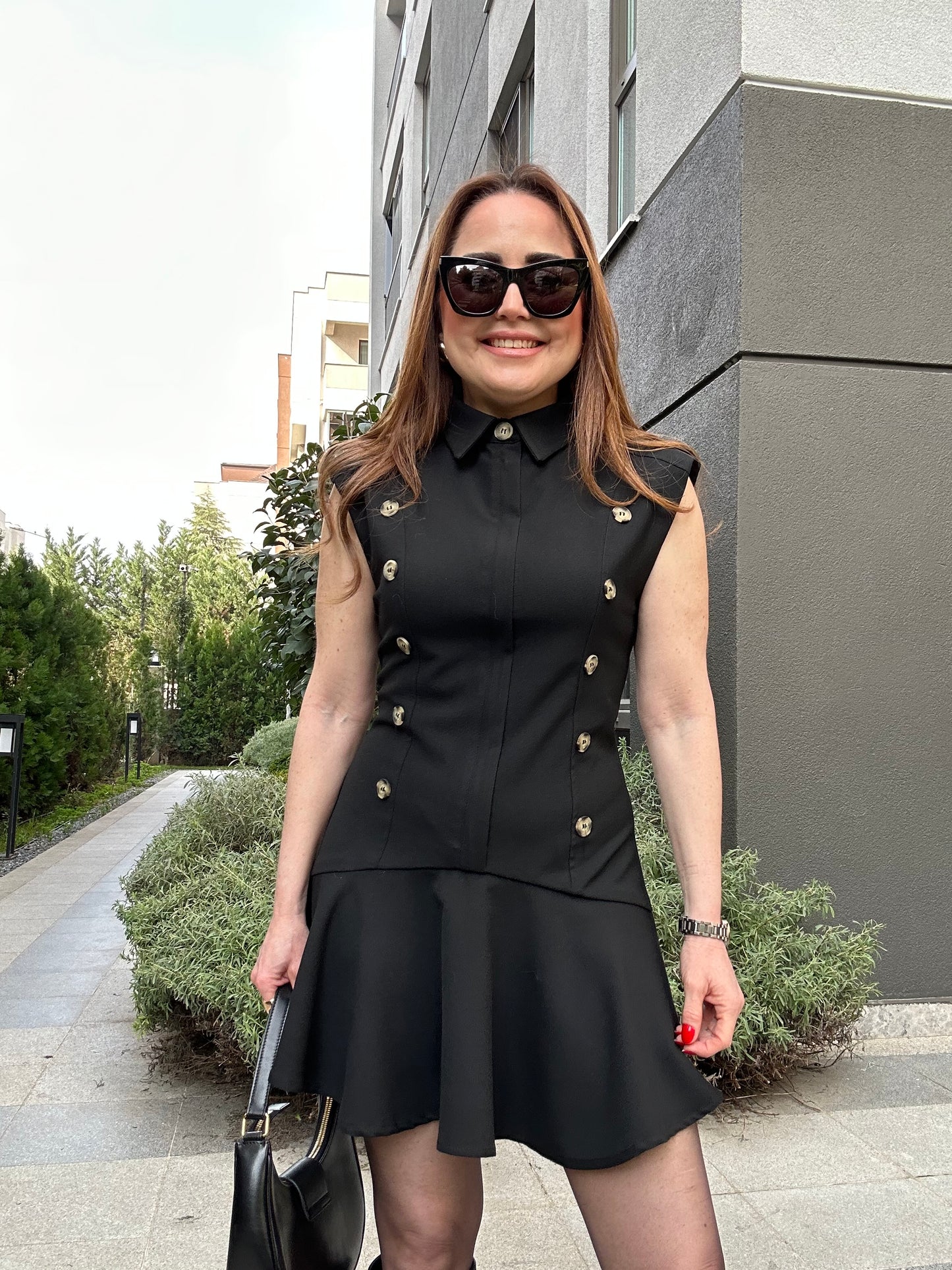 Vatkalı düğmeli volanlı elbise