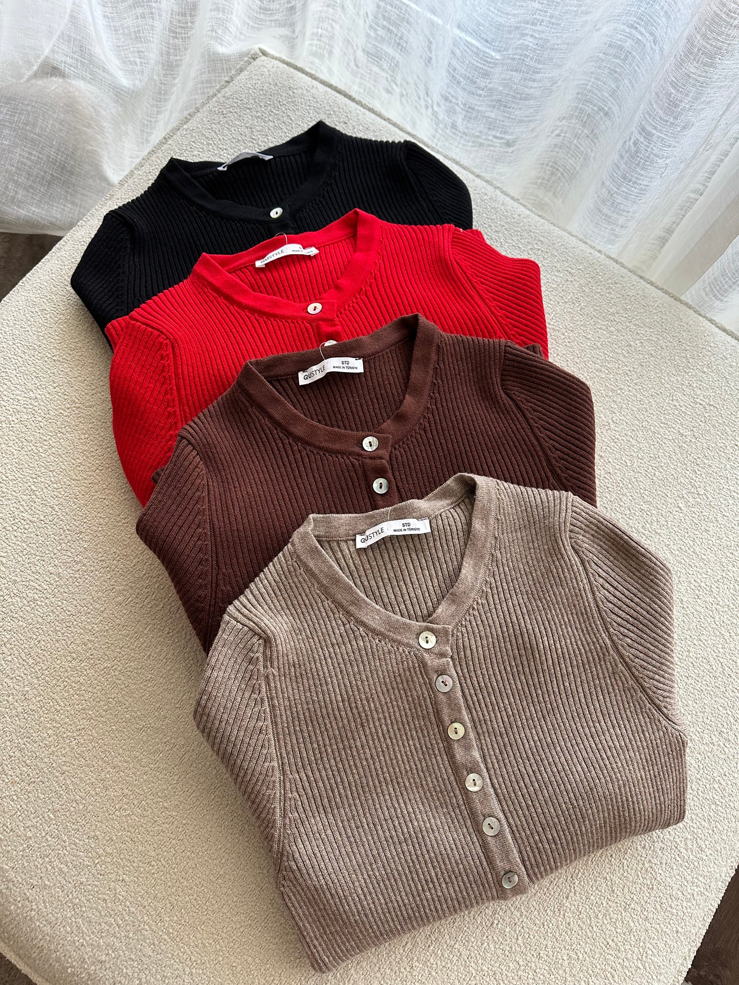 Sedef düğmeli triko