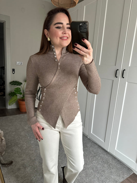 Düğmeli verev triko